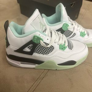 Women’s Air Jordan 4s size 8 never worn